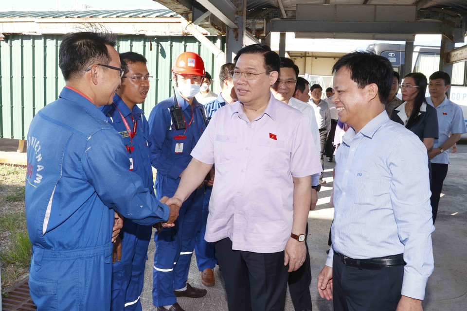Chủ tịch Quốc hội Vương Đình Huệ và đoàn đại biểu Quốc hội đến thăm, làm việc tại Công ty cổ phần lọc hóa dầu Bình Sơn (Tập đoàn Dầu khí Việt Nam). (Ảnh: Doãn Tấn/TTXVN)