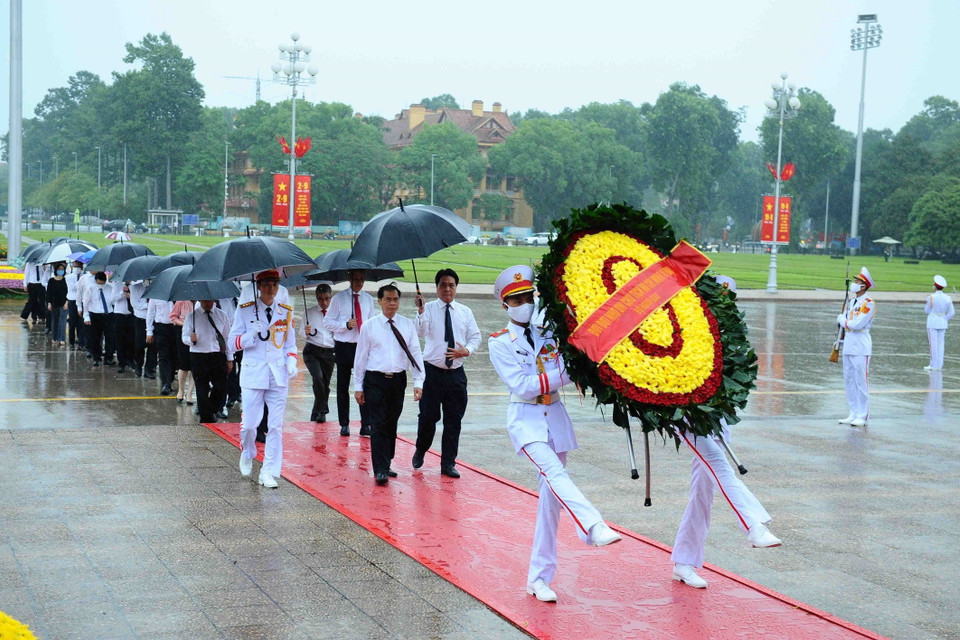 Đoàn Bộ Ngoại giao viếng Chủ tịch Hồ Chí Minh. (Ảnh: Minh Đức/TTXVN)