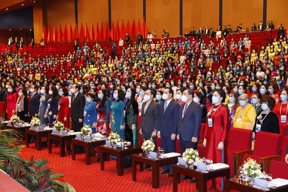 Các đại biểu thực hiện nghi lễ chào cờ. (Ảnh: Thống Nhất/TTXVN)