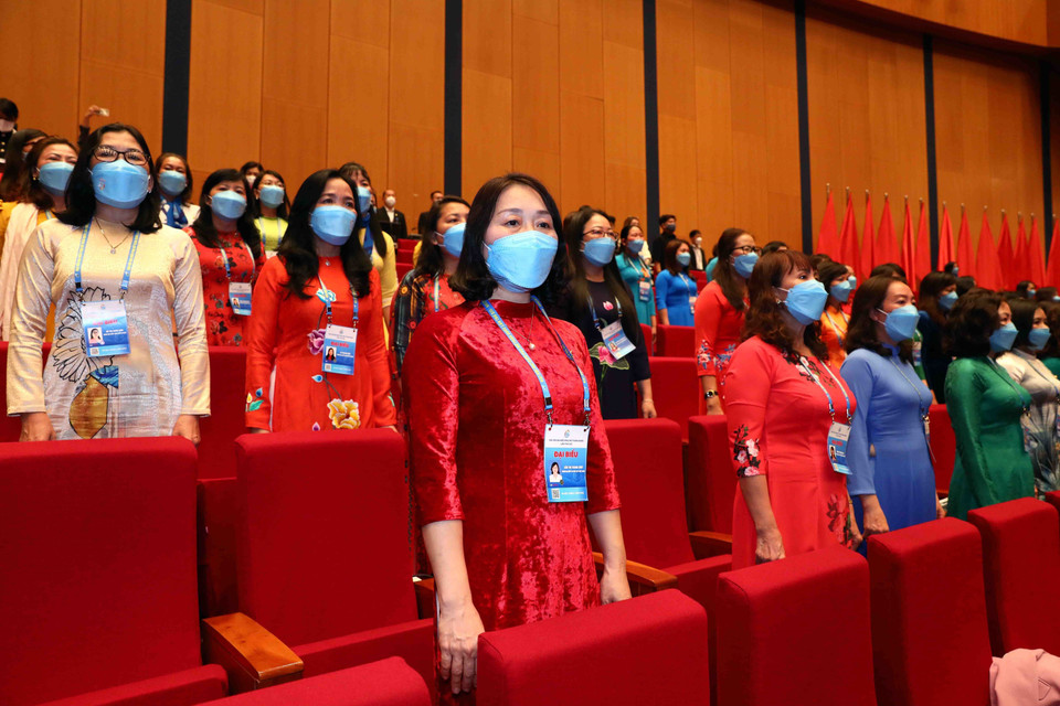 Các đại biểu thực hiện nghi thức chào cờ. (Ảnh: TTXVN)