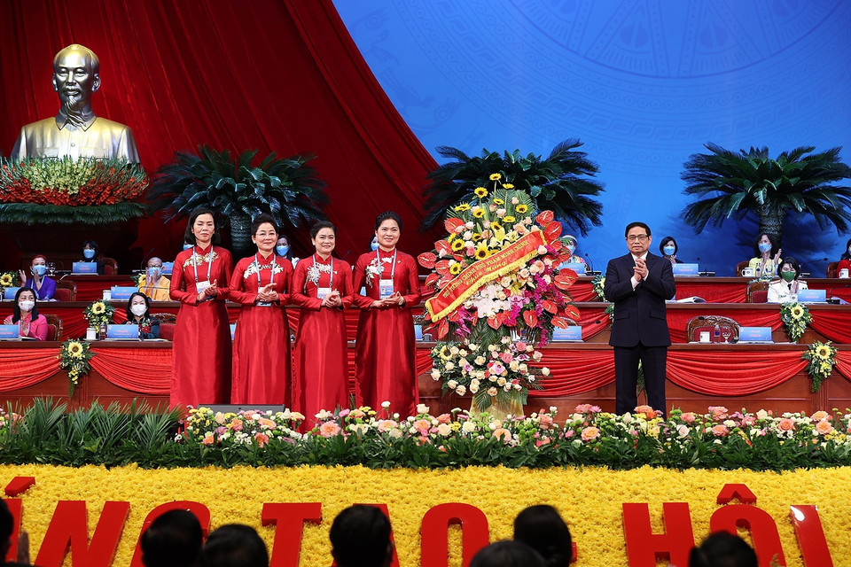 Thủ tướng Phạm Minh Chính thay mặt lãnh đạo Đảng, Nhà nước tặng hoa chúc mừng Đại hội. (Ảnh: Dương Giang/TTXVN)