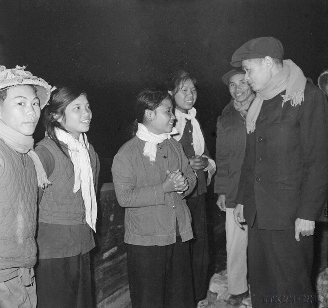 Đồng chí Lê Văn Lương, Bí thư Trung ương Đảng thăm hỏi nữ thanh niên xung phong làm nhiệm vụ bảo vệ cầu phao Bầu Bàng (năm 1966). (Ảnh: Quang Thành/TTXVN)