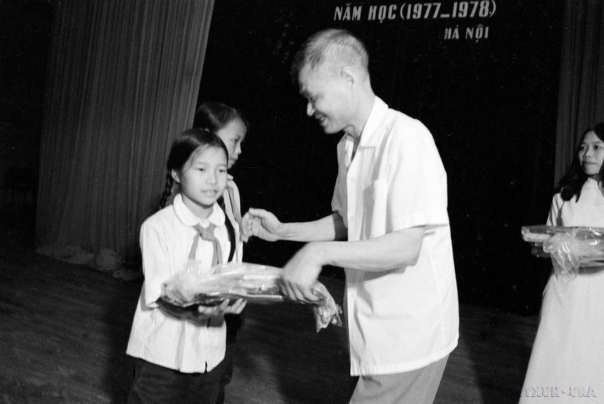 Đồng chí Lê Văn Lương, Bí thư Thành ủy Hà Nội phát phần thưởng cho các cháu học sinh giỏi văn cấp II, sáng 1/6/1978, tại Hội trường Ba Đình. (Ảnh: Trần Ấm/TTXVN)