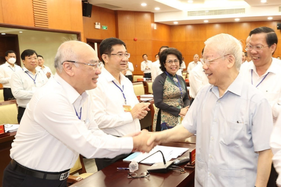 Tổng Bí thư Nguyễn Phú Trọng với các lãnh đạo chủ chốt Thành phố Hồ Chí Minh. (Ảnh: Trí Dũng/TTXVN)