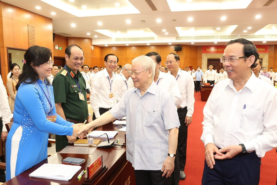 Tổng Bí thư Nguyễn Phú Trọng với các cán bộ trong Ban Thường vụ Thành ủy và lãnh đạo chủ chốt Thành phố Hồ Chí Minh. (Ảnh: Trí Dũng/TTXVN)