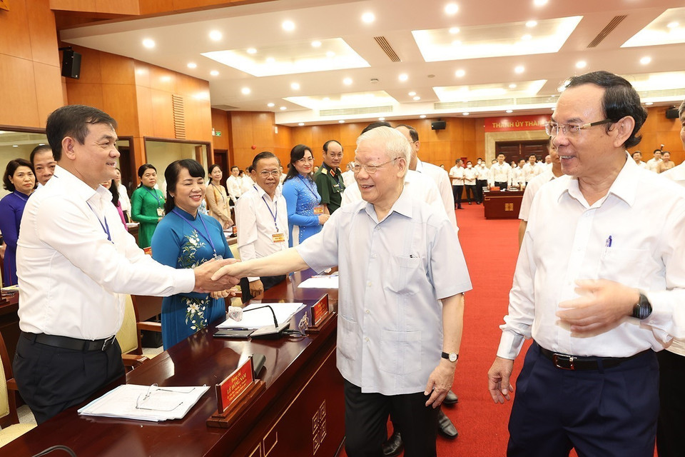 Tổng Bí thư Nguyễn Phú Trọng với cán bộ Ban Thường vụ Thành ủy và lãnh đạo chủ chốt Thành phố Hồ Chí Minh. (Ảnh: Trí Dũng/TTXVN)