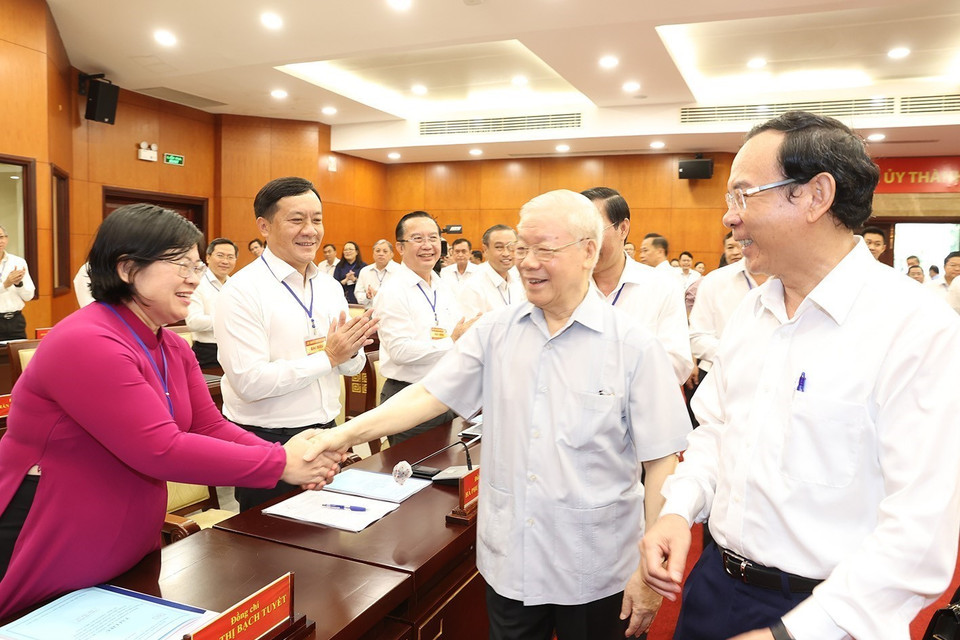Tổng Bí thư Nguyễn Phú Trọng với các cán bộ Thành phố Hồ Chí Minh. (Ảnh: Trí Dũng/TTXVN)