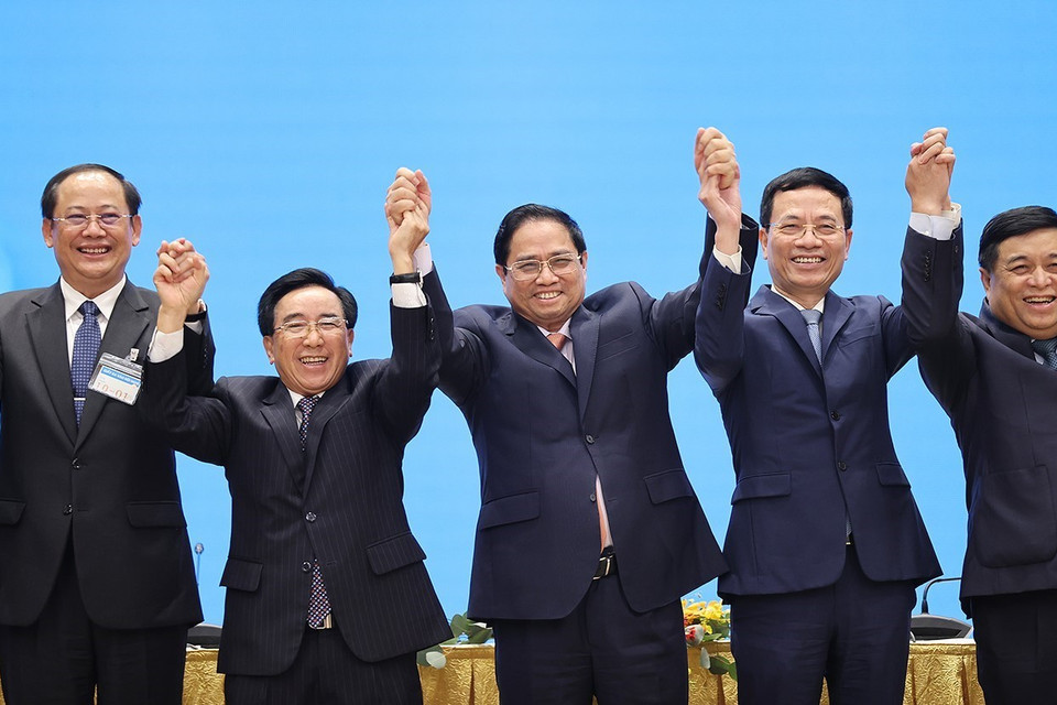 Thủ tướng Phạm Minh Chính và Thủ tướng Lào Phankham Viphavanh cùng các đại biểu tại buổi gặp gỡ doanh nghiệp hai nước. (Ảnh: Dương Giang/TTXVN)