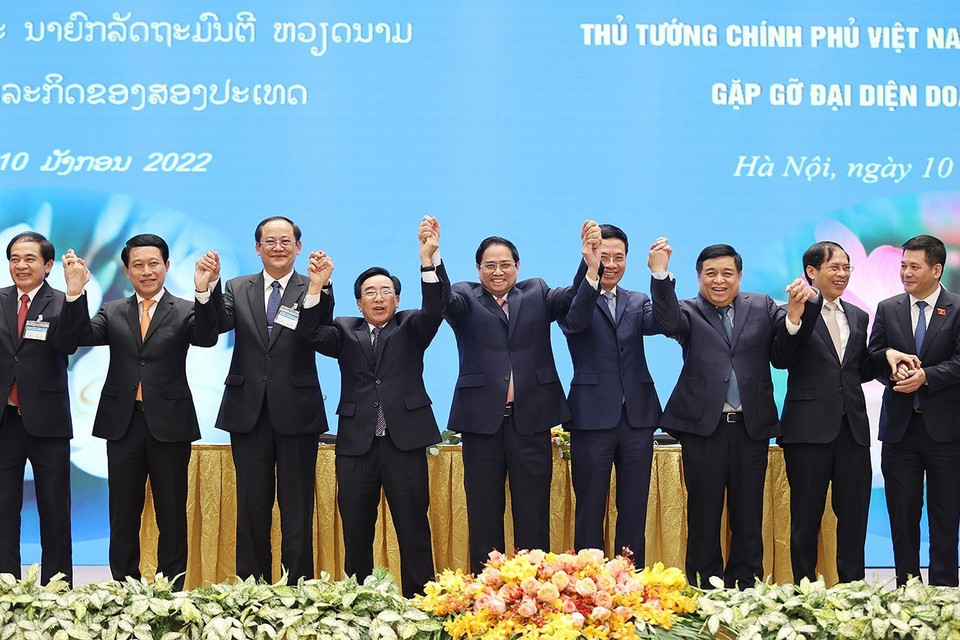 Thủ tướng Phạm Minh Chính và Thủ tướng Lào Phankham Viphavanh cùng các đại biểu tại buổi gặp gỡ doanh nghiệp hai nước. (Ảnh: Dương Giang/TTXVN)