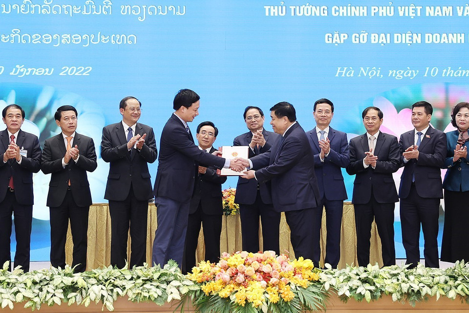 Thủ tướng Phạm Minh Chính và Thủ tướng Lào Phankham Viphavanh chứng kiến trao thỏa thuận hợp tác đầu tư cho các doanh nghiệp. (Ảnh: Dương Giang/TTXVN)