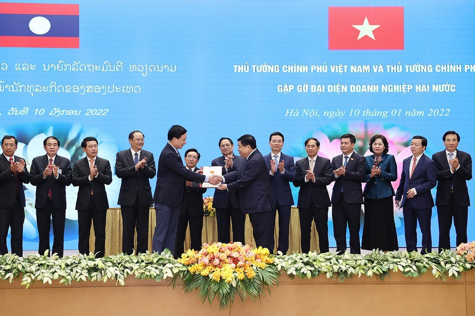 Thủ tướng Phạm Minh Chính và Thủ tướng Lào Phankham Viphavanh chứng kiến trao thỏa thuận hợp tác đầu tư cho các doanh nghiệp. (Ảnh: Dương Giang/TTXVN)