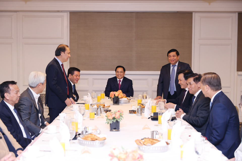 Thủ tướng Phạm Minh Chính làm việc với một số doanh nghiệp Việt kiều tại Hoa Kỳ trong lĩnh vực tài chính và công nghệ. (Ảnh: Dương Giang/TTXVN)