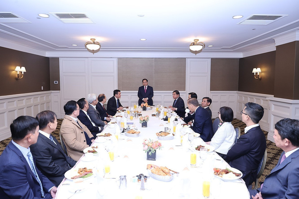 Thủ tướng Phạm Minh Chính làm việc với một số doanh nghiệp Việt kiều tại Hoa Kỳ trong lĩnh vực tài chính và công nghệ. (Ảnh: Dương Giang/TTXVN)