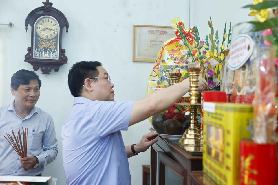Chủ tịch Quốc hội Vương Đình Huệ thắp hương tưởng nhớ liệt sỹ là con của Mẹ Việt Nam Anh hùng Lê Thị Thư (phường Trần Phú, thành phố Quảng Ngãi). (Ảnh: Doãn Tấn/TTXVN)