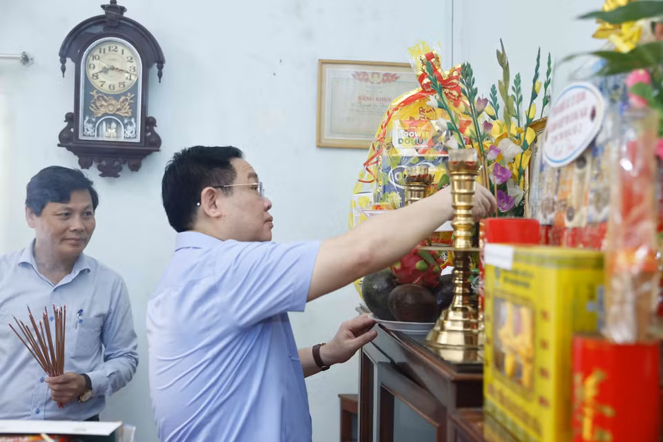 Chủ tịch Quốc hội Vương Đình Huệ thắp hương tưởng nhớ liệt sỹ là con của Mẹ Việt Nam Anh hùng Lê Thị Thư (phường Trần Phú, thành phố Quảng Ngãi). (Ảnh: Doãn Tấn/TTXVN)