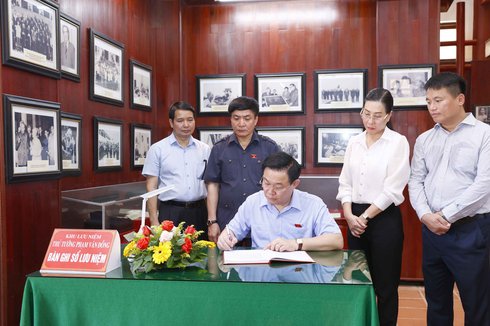 Chủ tịch Quốc hội Vương Đình Huệ viết lưu bút tại khu lưu niệm cố Thủ tướng Chính phủ Phạm Văn Đồng. (Ảnh: Doãn Tấn/TTXVN)