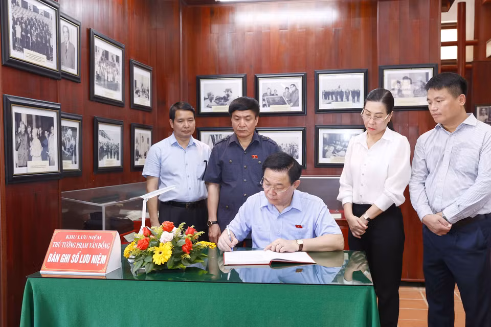 Chủ tịch Quốc hội Vương Đình Huệ viết lưu bút tại khu lưu niệm cố Thủ tướng Chính phủ Phạm Văn Đồng. (Ảnh: Doãn Tấn/TTXVN)