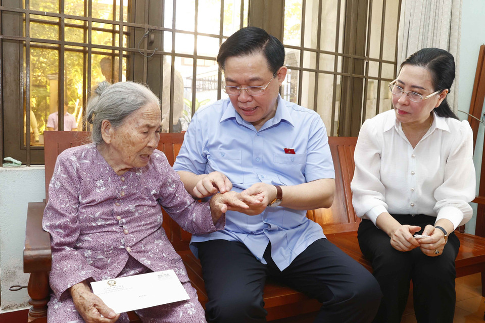 Chủ tịch Quốc hội Vương Đình Huệ thăm hỏi, tặng quà Mẹ Việt Nam Anh hùng Lê Thị Thư (phường Trần Phú, thành phố Quảng Ngãi). (Ảnh: Doãn Tấn/TTXVN)
