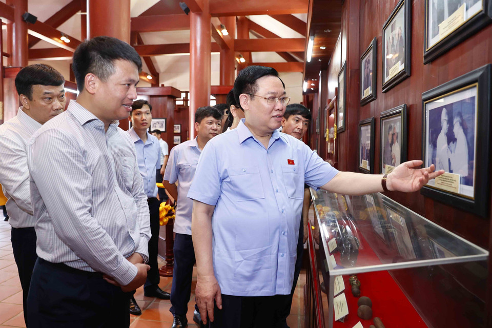 Chủ tịch Quốc hội Vương Đình Huệ thăm khu lưu niệm cố Thủ tướng Chính phủ Phạm Văn Đồng. (Ảnh: Doãn Tấn/TTXVN)