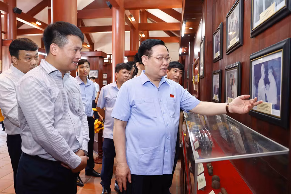 Chủ tịch Quốc hội Vương Đình Huệ thăm khu lưu niệm cố Thủ tướng Chính phủ Phạm Văn Đồng. (Ảnh: Doãn Tấn/TTXVN)