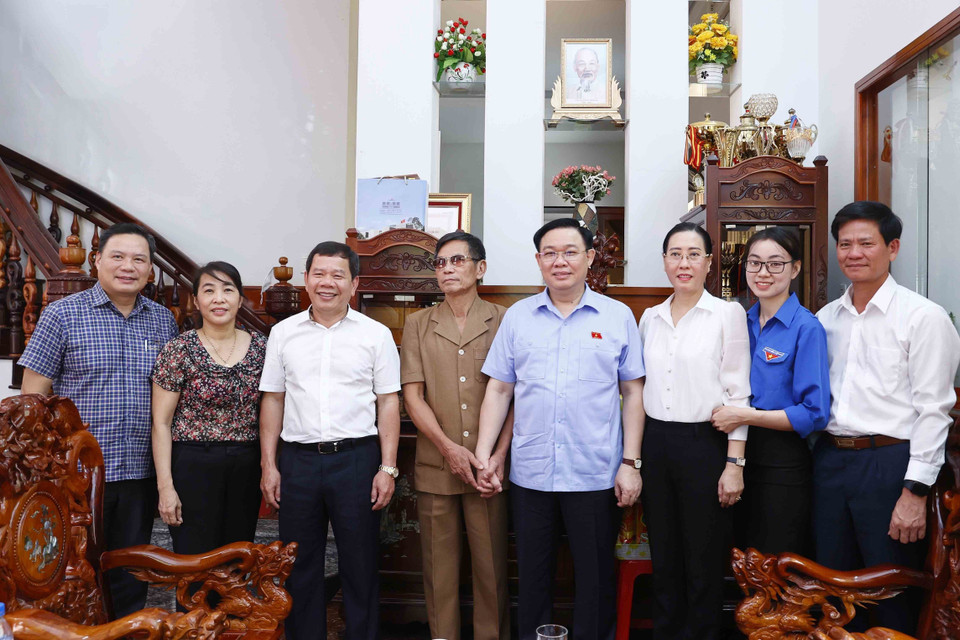 Chủ tịch Quốc hội Vương Đình Huệ với gia đình thương binh hạng 1/4 Phan Quang Nam (phường Trần Phú, thành phố Quảng Ngãi). (Ảnh: Doãn Tấn/TTXVN)