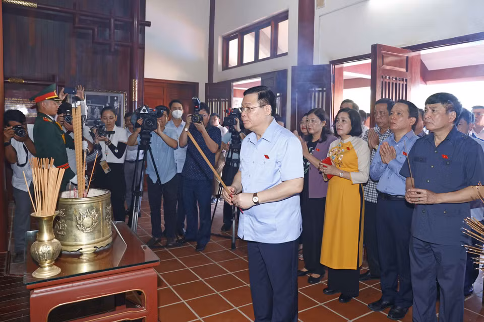 Chủ tịch Quốc hội Vương Đình Huệ và đại biểu dâng hương tưởng nhớ cố Thủ tướng Chính phủ Phạm Văn Đồng. (Ảnh: Doãn Tấn/TTXVN)