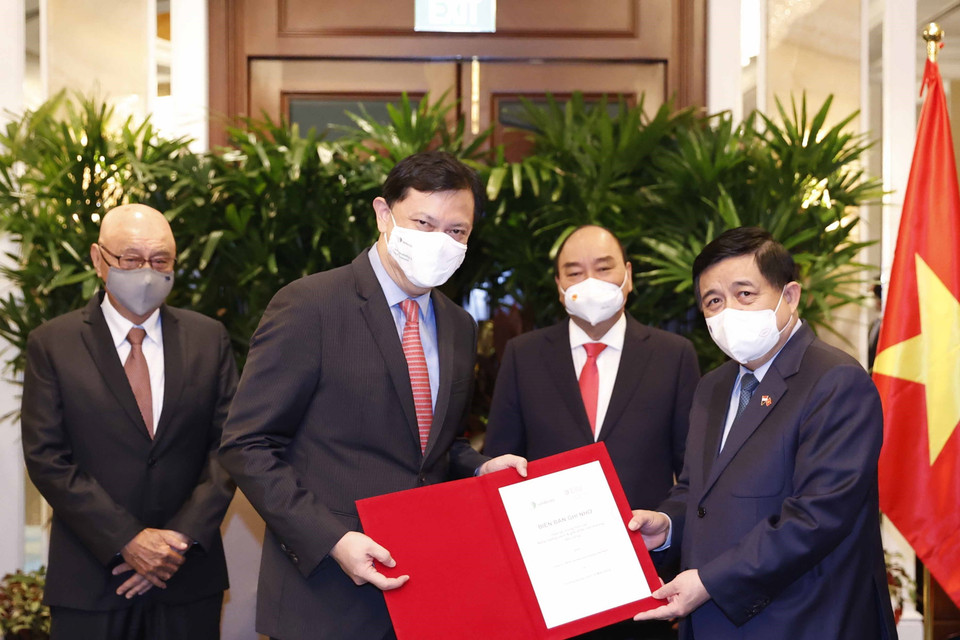 Chủ tịch nước Nguyễn Xuân Phúc chứng kiến việc trao Giấy phép đầu tư vào Việt Nam cho các doanh nghiệp Singapore. (Ảnh: Thống Nhất/TTXVN)