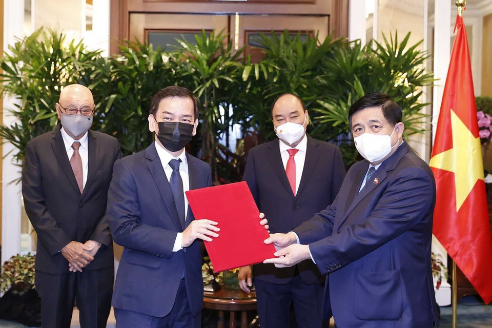 Chủ tịch nước Nguyễn Xuân Phúc chứng kiến việc trao Giấy phép đầu tư vào Việt Nam cho các doanh nghiệp Singapore. (Ảnh: Thống Nhất/TTXVN)