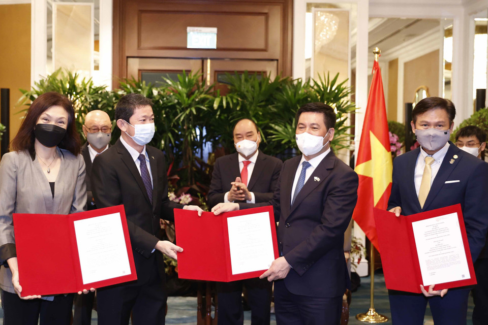 Chủ tịch nước Nguyễn Xuân Phúc chứng kiến việc trao thỏa thuận hợp tác giữa các doanh nghiệp Việt Nam với Tập đoàn Sembcorp. (Ảnh: Thống Nhất/TTXVN)