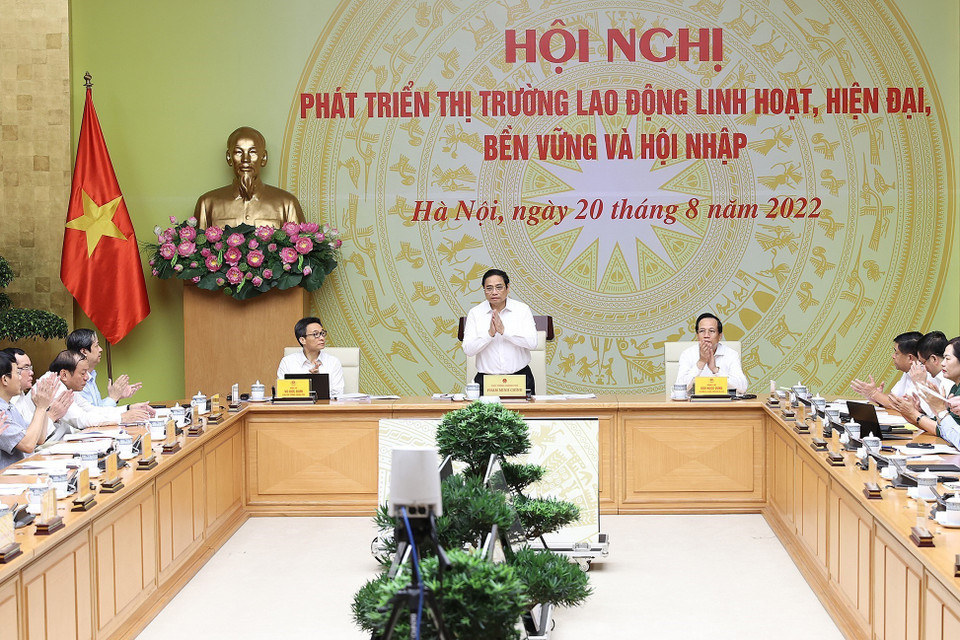 Thủ tướng Phạm Minh Chính chủ trì Hội nghị trực tuyến toàn quốc về 'Phát triển thị trường lao động linh hoạt, hiện đại, bền vững và hội nhập.' (Ảnh: Dương Giang/TTXVN)