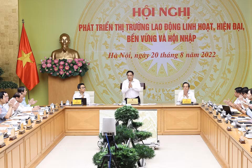 Thủ tướng Phạm Minh Chính chủ trì Hội nghị trực tuyến toàn quốc về 'Phát triển thị trường lao động linh hoạt, hiện đại, bền vững và hội nhập.' (Ảnh: Dương Giang/TTXVN)