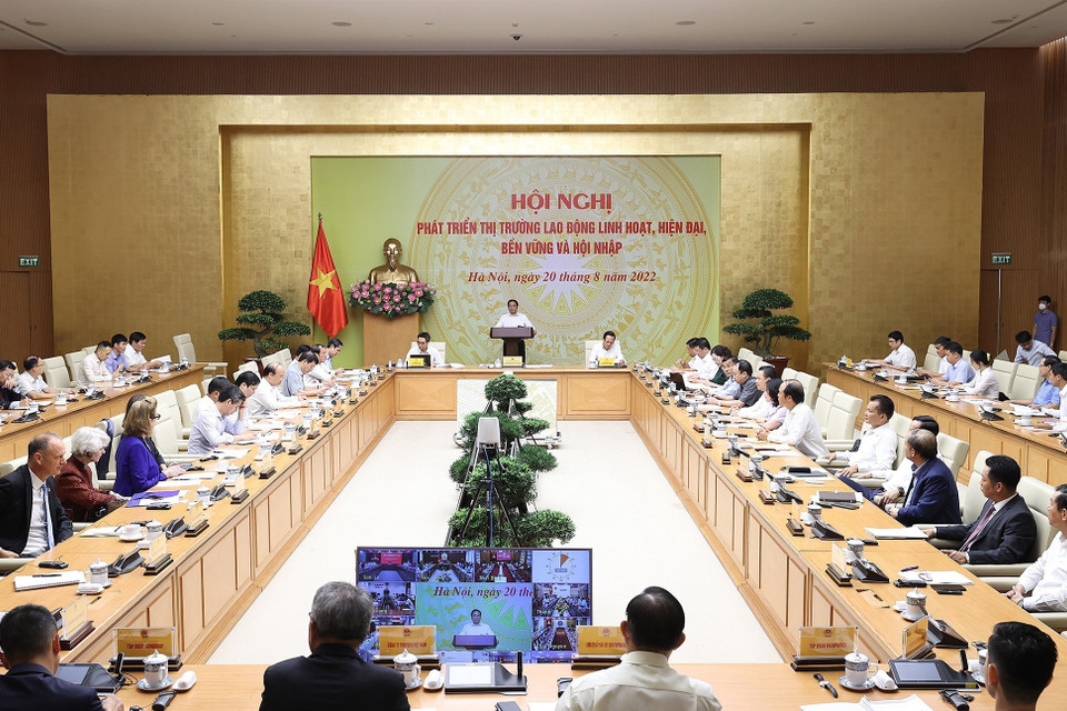 Hội nghị được thực hiện kết hợp hình thức trực tiếp tại Trụ sở Chính phủ với điểm cầu Ủy ban nhân dân 63 tỉnh, thành phố trong cả nước. (Ảnh: Dương Giang/TTXVN)