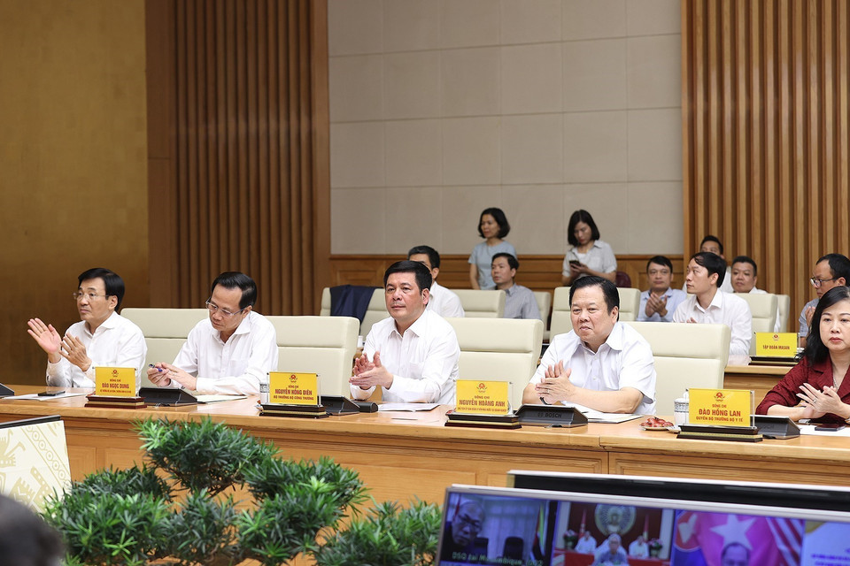 Đại diện các bộ, ngành tham dự hội nghị tại điểm cầu Chính phủ. (Ảnh: Dương Giang/TTXVN)