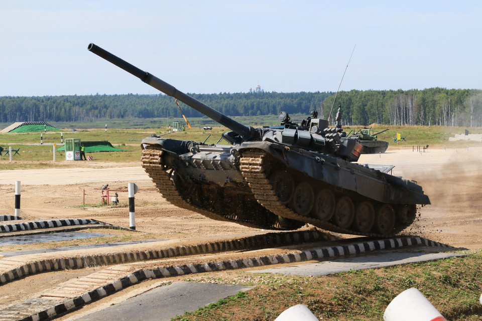  Kíp xe tăng số 1 dũng mãnh vượt chướng ngại vật trên đường đua. (Ảnh: Trần Văn Hiếu/TTXVN)