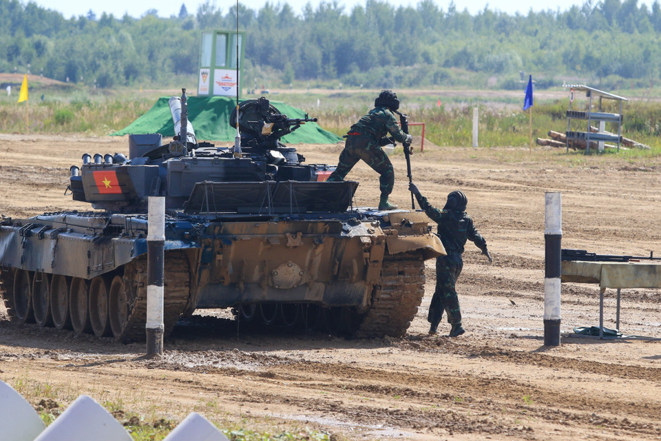  Kíp xe tăng số 1 lắp đặt súng máy để thực hiện bài bắn bia số 9. (Ảnh: Trần Văn Hiếu/TTXVN)