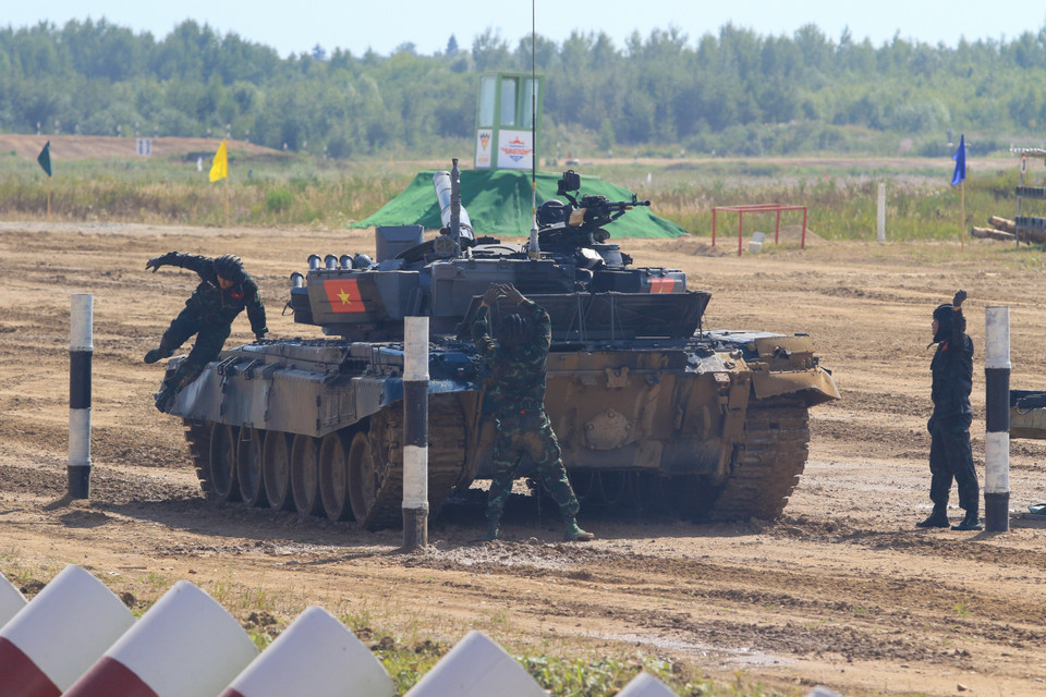 Kíp xe tăng số 1 buộc phải dừng xe kỹ thuật do vi phạm lỗi trên đường đua. (Ảnh: Trần Văn Hiếu/TTXVN)