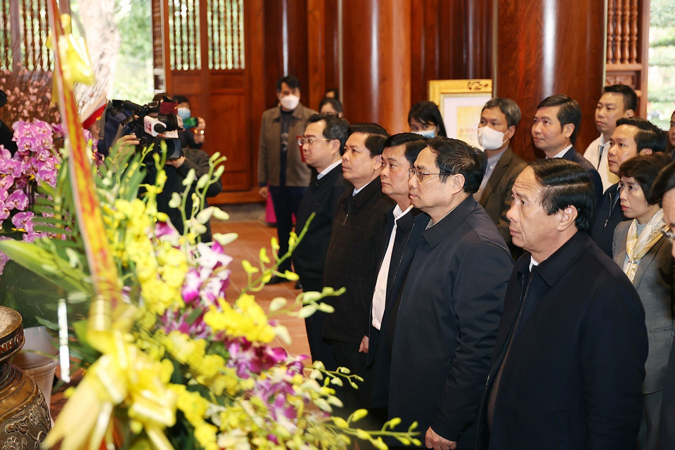 Thủ tướng Phạm Minh Chính dâng hương tưởng niệm Chủ tịch Hồ Chí Minh tại Khu Di tích Kim Liên. (Ảnh: Dương Giang/TTXVN)