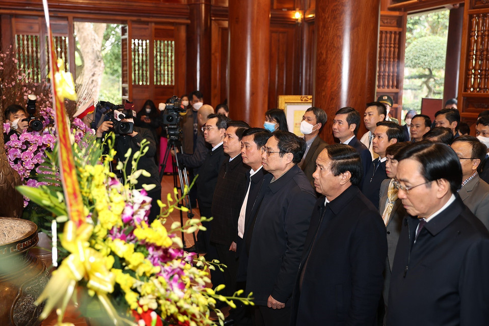 Thủ tướng Phạm Minh Chính dâng hương tưởng niệm Chủ tịch Hồ Chí Minh. (Ảnh: Dương Giang/TTXVN)