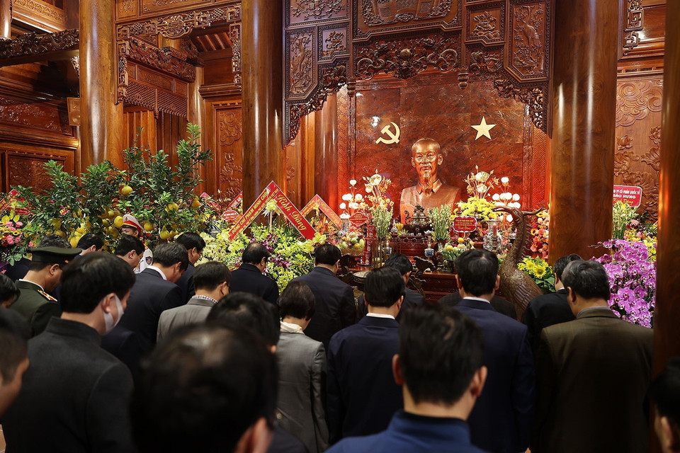 Thủ tướng Phạm Minh Chính dâng hương tưởng niệm Chủ tịch Hồ Chí Minh tại Khu Di tích Kim Liên. (Ảnh: Dương Giang/TTXVN)