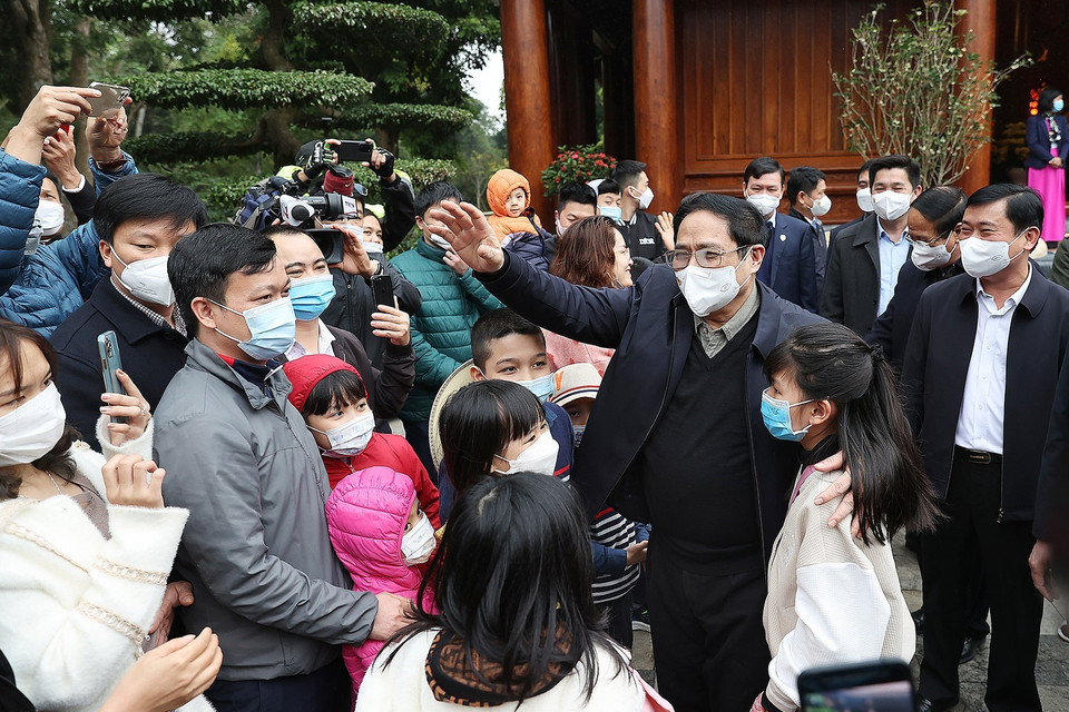 Thủ tướng Phạm Minh Chính với nhân dân đang du Xuân tại Khu Di tích Kim Liên. (Ảnh: Dương Giang/TTXVN)