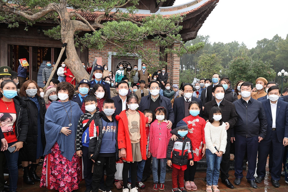  Thủ tướng Phạm Minh Chính và người dân tại Khu Di tích Kim Liên (xã Kim Liên, huyện Nam Đàn, Nghệ An). (Ảnh: Dương Giang/TTXVN)