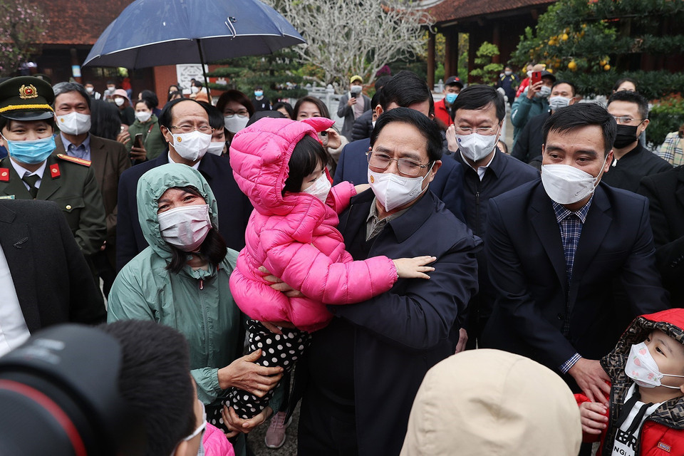 Thủ tướng Phạm Minh Chính với nhân dân đang du Xuân tại Khu Di tích Kim Liên (xã Kim Liên, huyện Nam Đàn, Nghệ An).(Ảnh: Dương Giang/TTXVN)