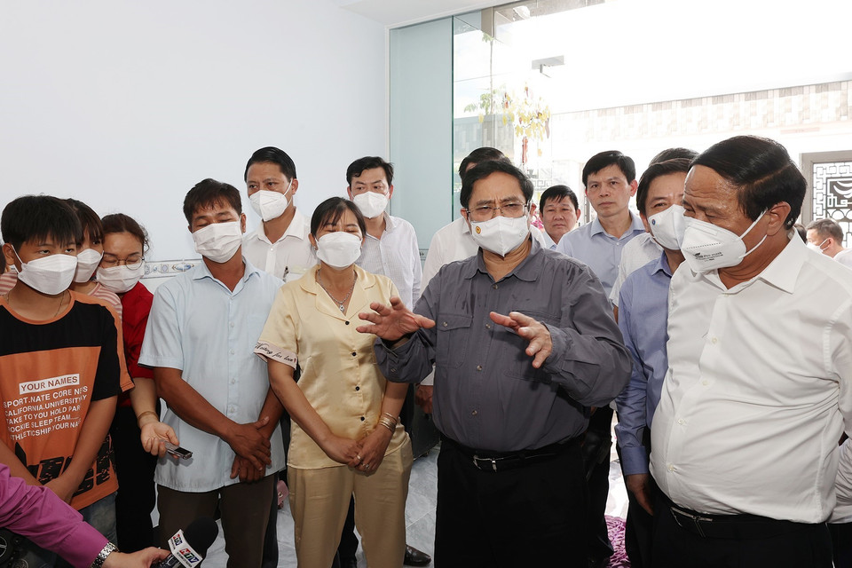 Thủ tướng Phạm Minh Chính kiểm tra khu tái định cư Dự án Cảng hàng không quốc tế Long Thành. (Ảnh: Dương Giang/TTXVN)