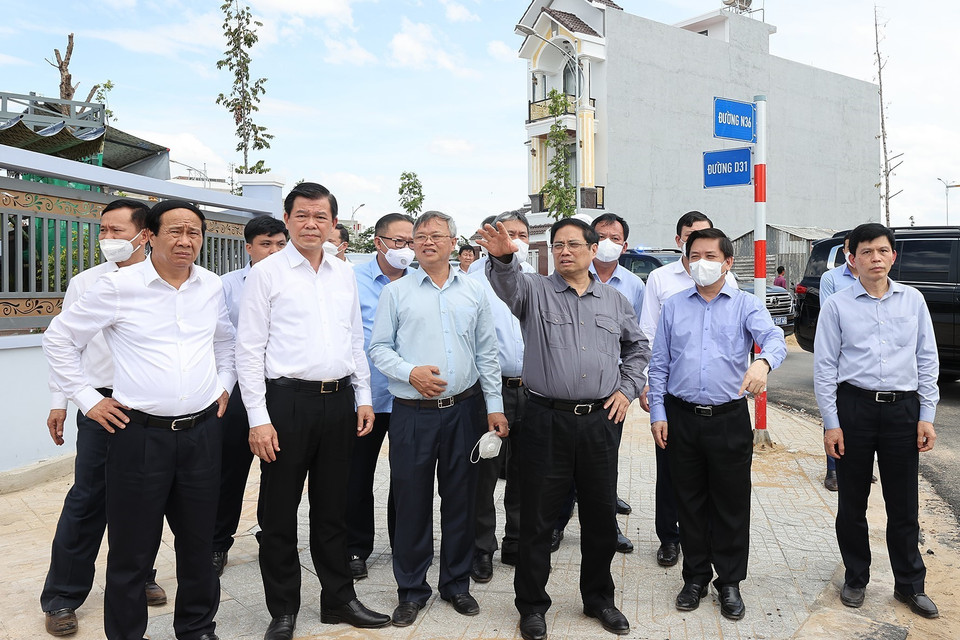 Thủ tướng Phạm Minh Chính kiểm tra khu tái định cư Dự án Cảng hàng không quốc tế Long Thành. (Ảnh: Dương Giang/TTXVN)