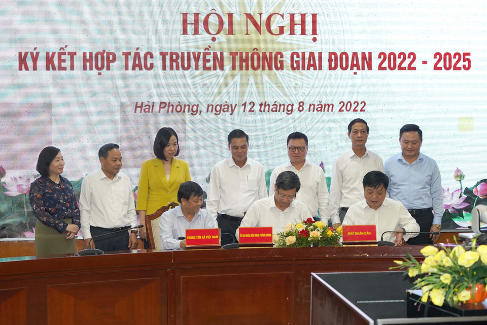 Toàn cảnh lễ ký Chương trình hợp tác truyền thông giai đoạn 2022-2025 giữa Ủy ban Nhân dân thành phố Hải Phòng với Thông tấn xã Việt Nam và Báo Nhân Dân. (Ảnh: Hoàng Ngọc/TTXVN)