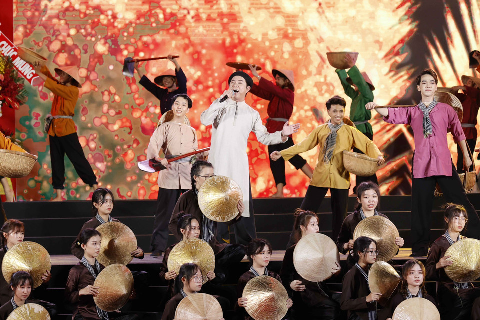 Tiết mục văn nghệ chào mừng Lễ kỷ niệm. (Ảnh: Doãn Tấn/TTXVN)