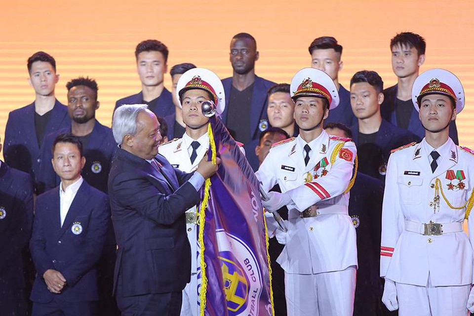 Tại buổi lễ, Phó Chủ tịch Quốc hội Uông Chu Lưu đã trao Huân chương Lao động hạng Ba cho Hà Nội FC. (Ảnh: Nguyên An/Vietnam+)