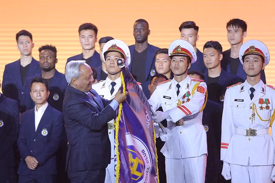 Tại buổi lễ, Phó Chủ tịch Quốc hội Uông Chu Lưu đã trao Huân chương Lao động hạng Ba cho Hà Nội FC. (Ảnh: Nguyên An/Vietnam+)