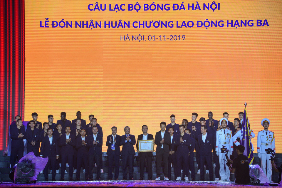 Câu lạc bộ bóng đá Hà Nội đón nhận Huân chương Lao động hạng Ba. (Ảnh: Nguyên An/Vietnam+)