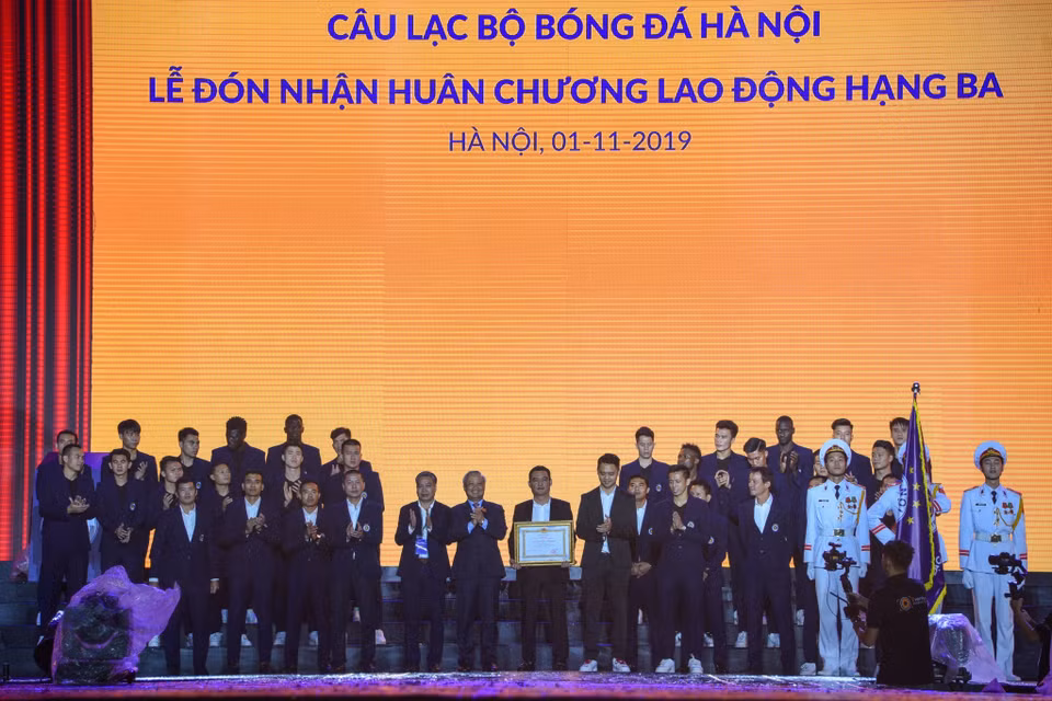 Câu lạc bộ bóng đá Hà Nội đón nhận Huân chương Lao động hạng Ba. (Ảnh: Nguyên An/Vietnam+)